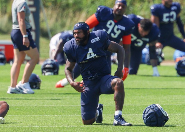 Bears running back D'Andre Swift stretches during a joint practice with the Dolphins at Halas Hall on Aug. 8, 2025, in Lake Forest. (Stacey Wescott/Chicago Tribune)