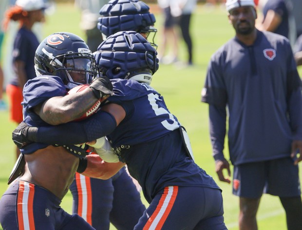 Bears linebacker Power Echols, left, faces off with linebacker T.J. Edwards during a joint practice with the Dolphins at Halas Hall on Aug. 8, 2025, in Lake Forest. (Stacey Wescott/Chicago Tribune)