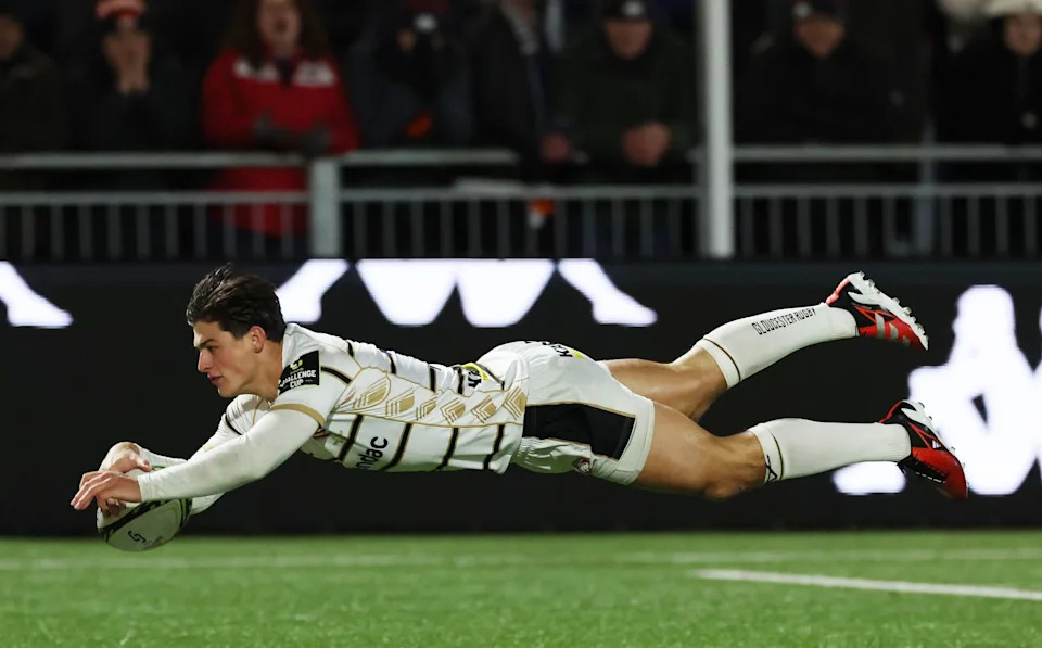 Rees-Zammit scores a try during the EPCR Challenge Cup match between Edinburgh and Gloucester in 2024
