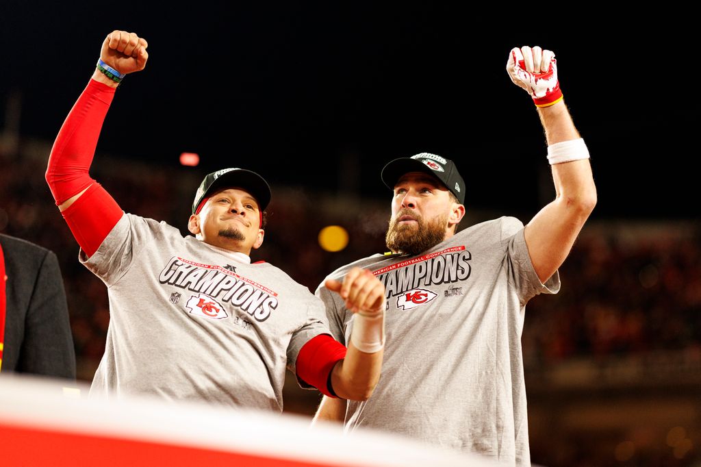 travis kelce and patrick mahomes with fists in the air