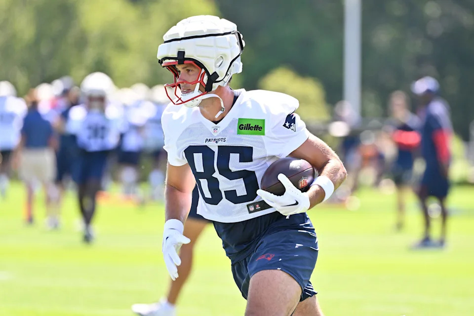 Jul 23, 2025; Foxborough, MA, USA; New England Patriots tight end Hunter Henry (85) runs after making a catch at training camp at Gillette Stadium. Mandatory Credit: Eric Canha-Imagn Images