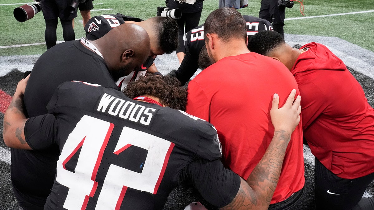 Atlanta Falcons players pray
