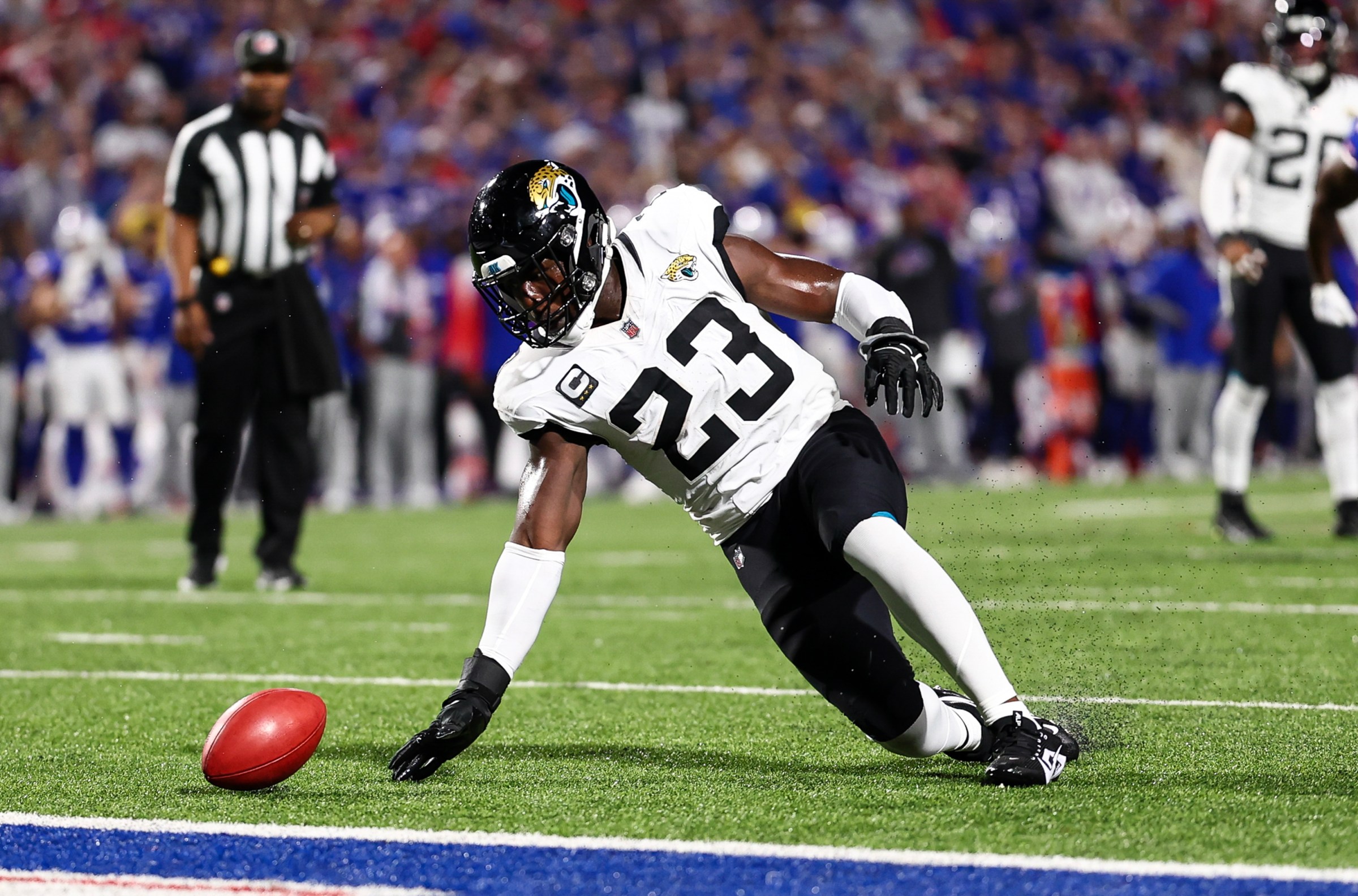 ORCHARD PARK, NY - SEPTEMBER 23: Foyesade Oluokun #23 of the Jacksonville Jaguars recovers a blocked extra-point during an NFL football game against the Buffalo Bills at Highmark Stadium on September 23, 2024 in Orchard Park, New York. (Photo by Kevin Sabitus/Getty Images)