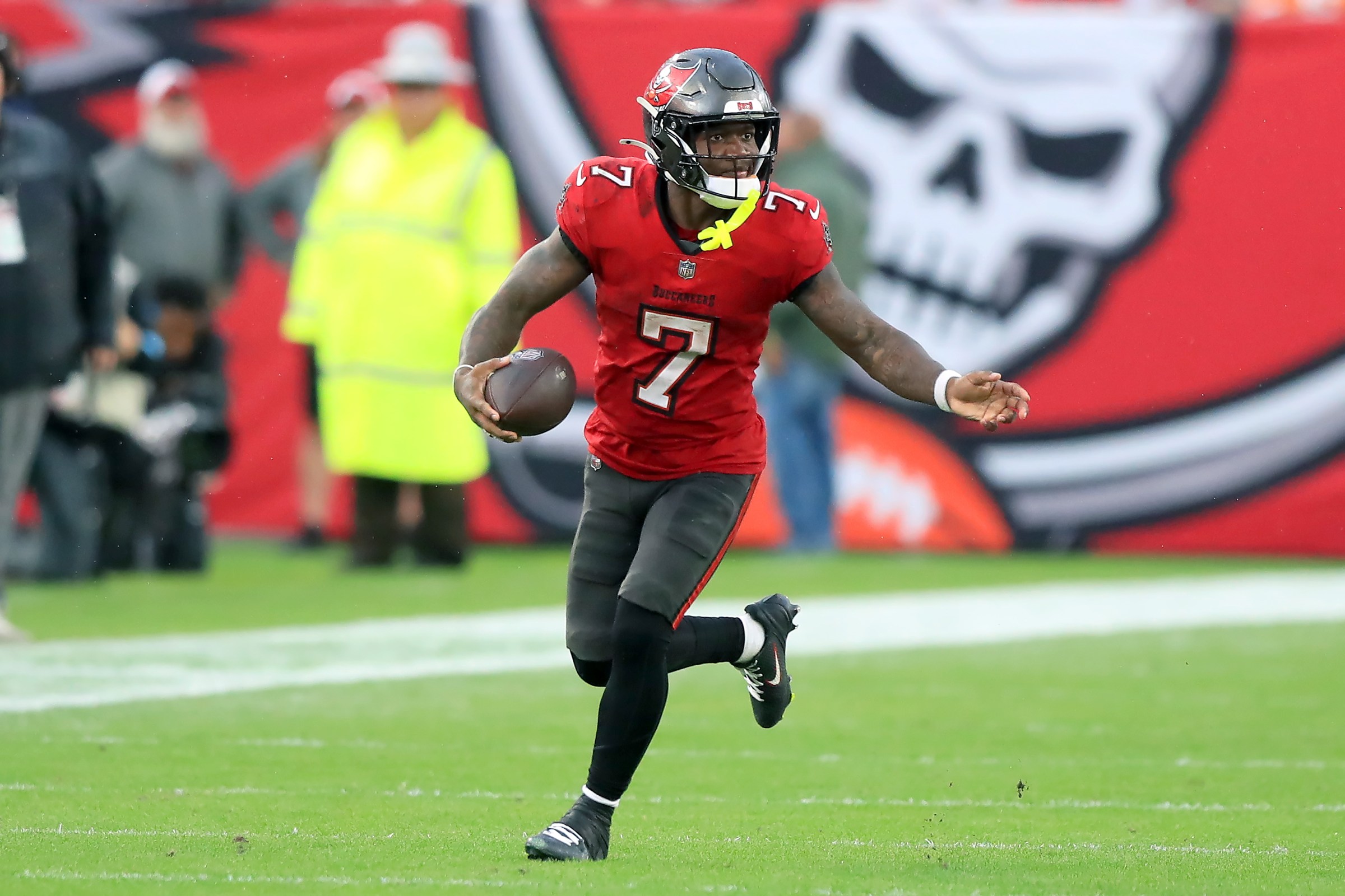 TAMPA, FL - DECEMBER 29: Tampa Bay Buccaneers Running Back Bucky Irving (7) runs with the ball during the game between the Carolina Panthers and the Tampa Bay Buccaneers on December 29, 2024 at Raymond James Stadium in Tampa, Florida. (Photo by Cliff Welch/Icon Sportswire via Getty Images)