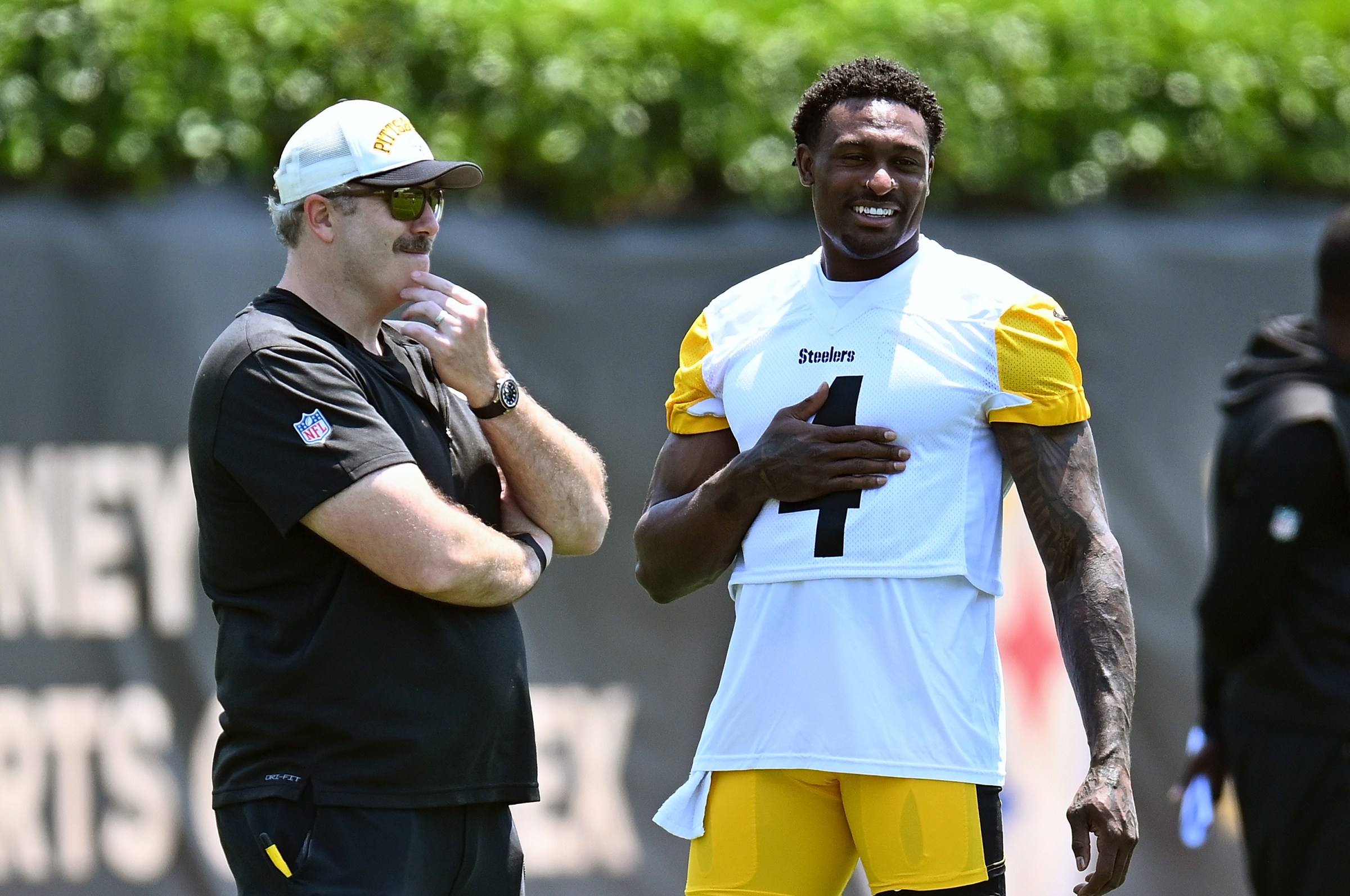 PITTSBURGH, PENNSYLVANIA - JUNE 11: Offensive coordinator Arthur Smith and DK Metcalf #4 of the Pittsburgh Steelers talk during Minicamp at UPMC Rooney Sports Complex on June 11, 2025 in Pittsburgh, Pennsylvania. (Photo by Joe Sargent/Getty Images)