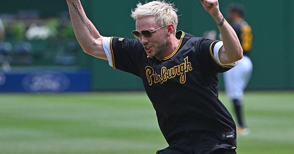 "How To Rob a Bank" actor Nicholas Hoult visits the sidelines of Steelers' preseason game