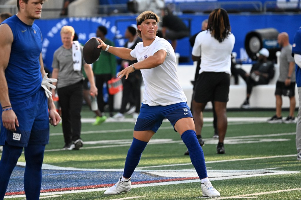 Giants quarterback Jaxson Dart warming up.