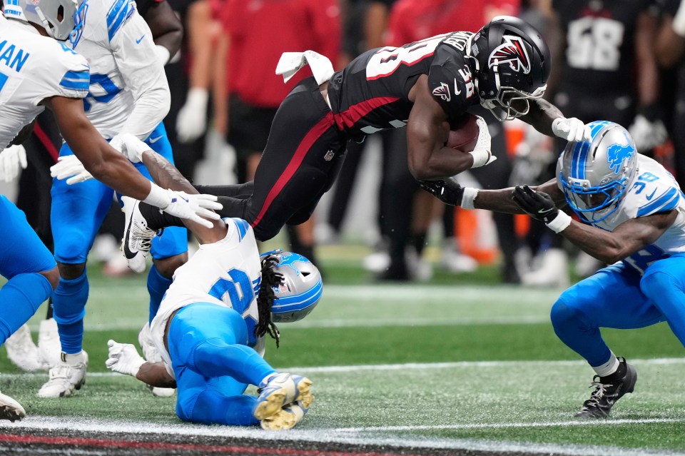 Atlanta Falcons running back hits Detroit Lions safety in the helmet.