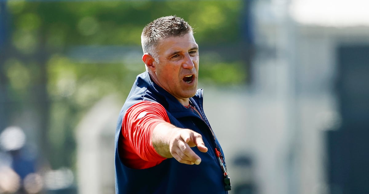Patriots coach Mike Vrabel left bloodied after fight breaks out during practice with Commanders – Boston 25 News