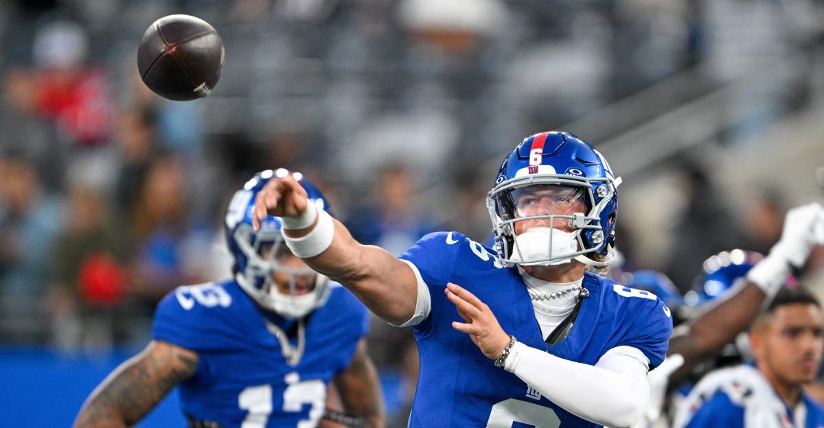 PFF grades and snap counts for the Giants’ 42-10 victory over the Patriots