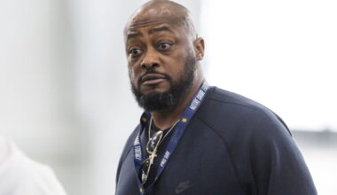 NFL Media’s Odd Gesture for Mike Tomlin Makes Steelers HC Leave Podium Immediately