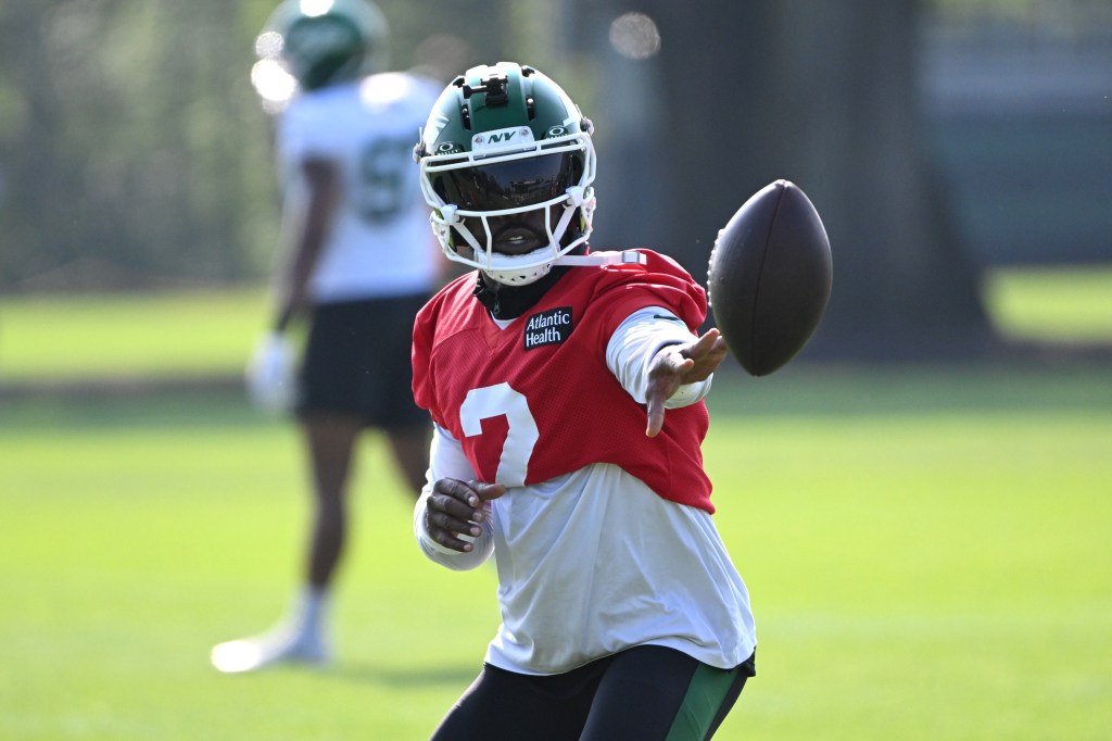 07/25/25 - Jets quarterback Tyrod Taylor (2) pitches the ball during practice at training camp in Florham Park, NJ.