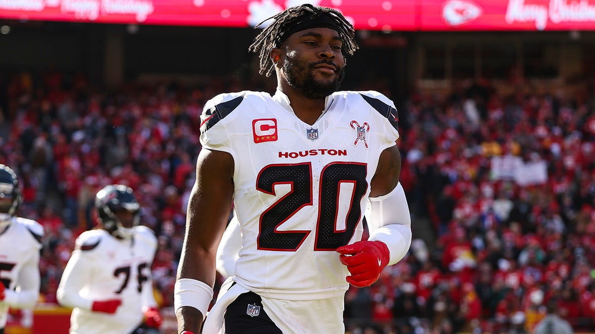 Jimmie Ward runs on field