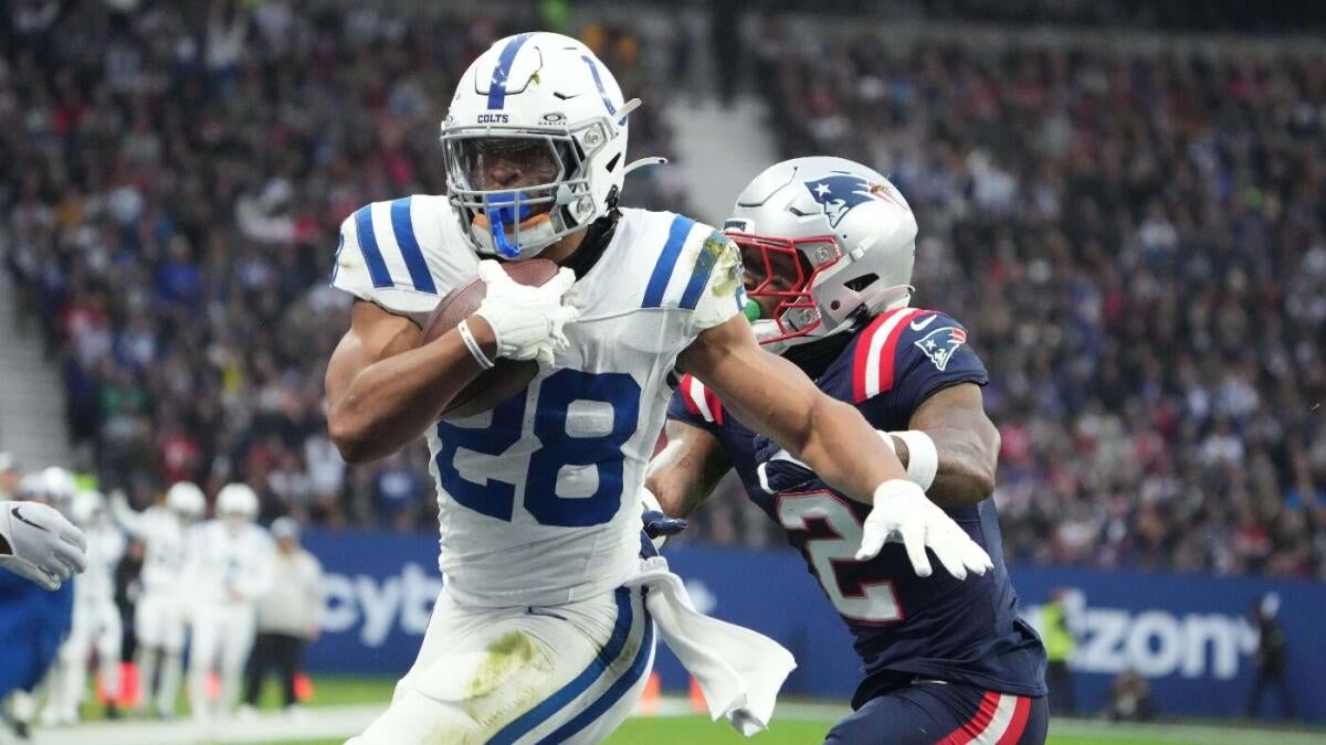 Fantasy Football Rankings 2025: Busts by NFL model that predicted Raheem Mostert's slow year