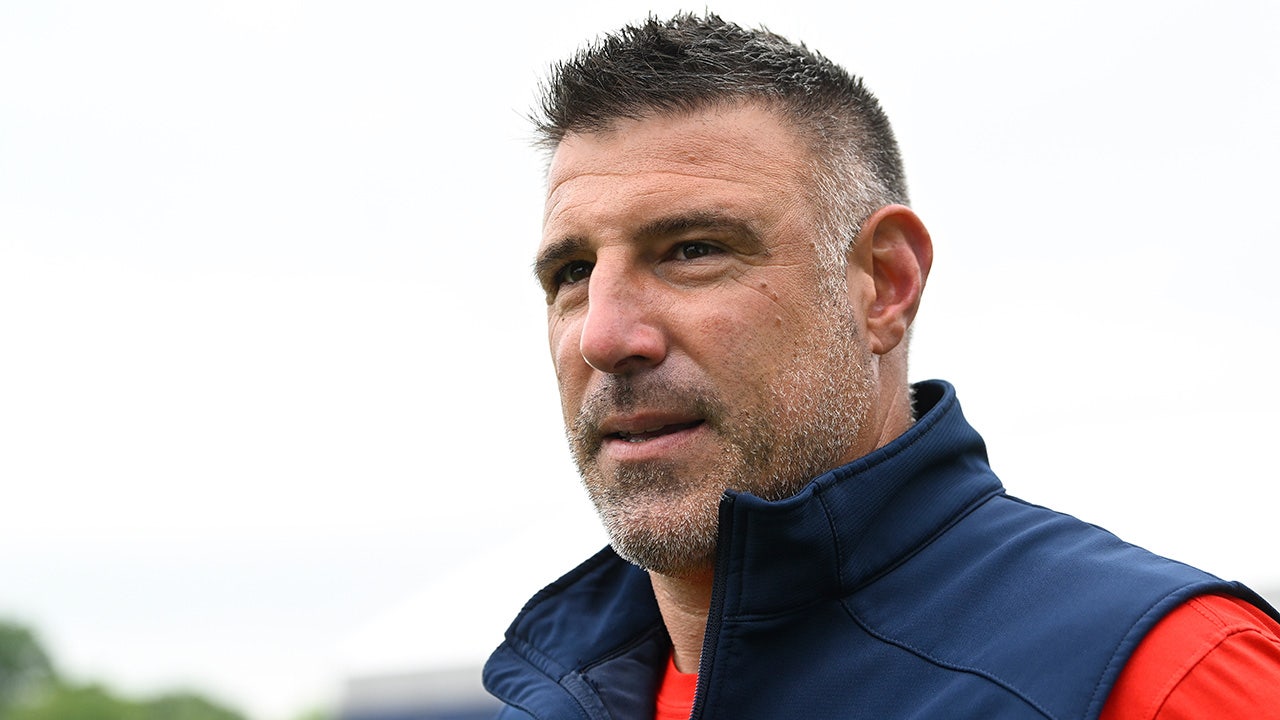 Patriots coach Mike Vrabel clashes with reporter over Stefon Diggs' availability