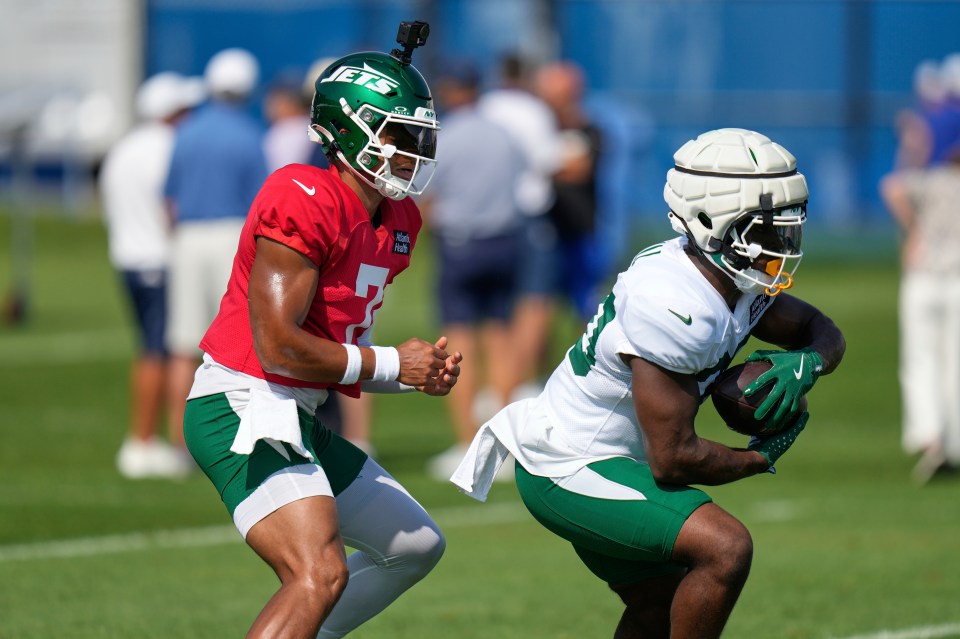 New York Jets quarterback Justin Fields handing off the football.