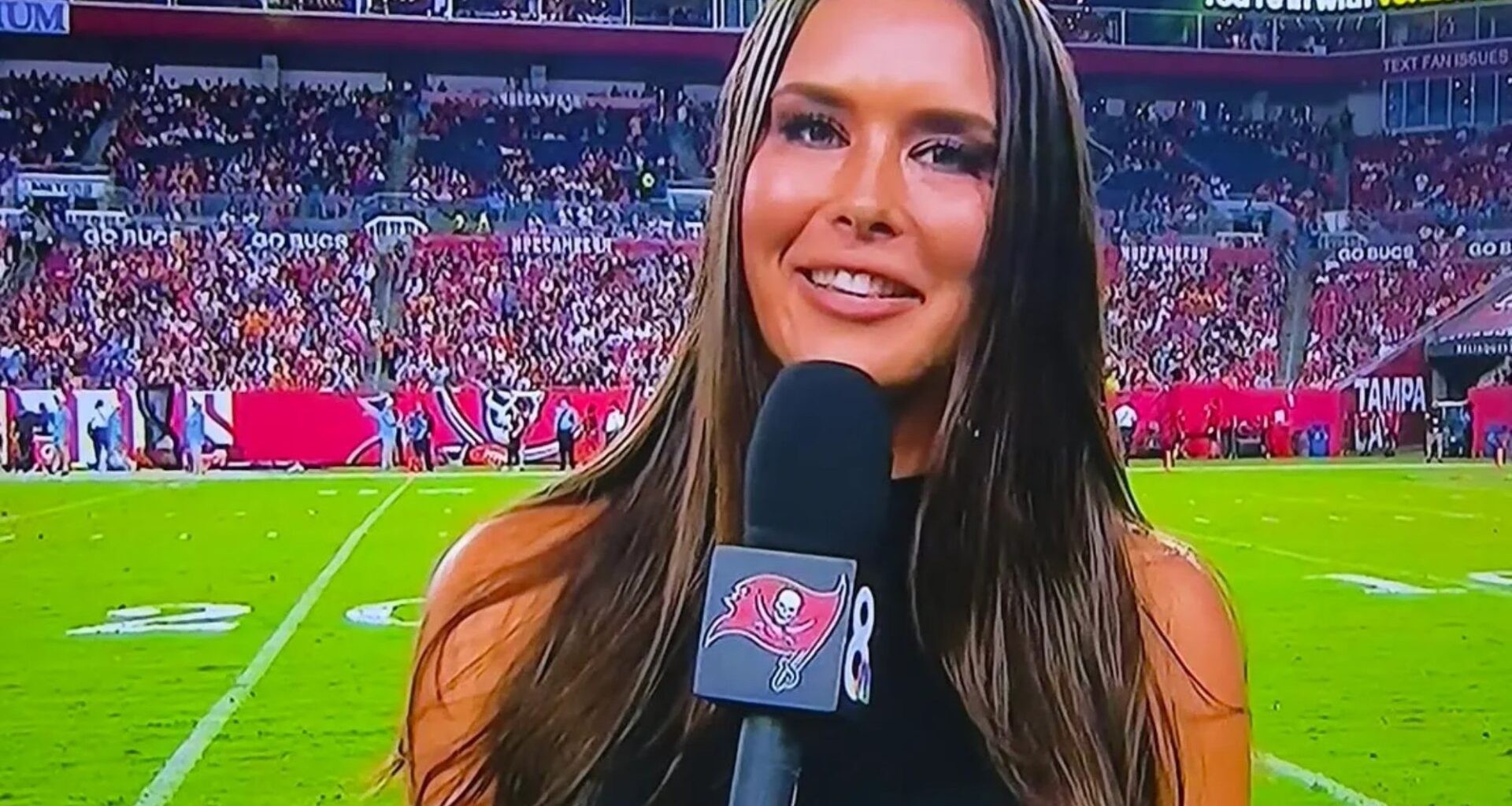 Most beautiful reporter alive' Aileen Hnatiuk turns heads with NFL sideline debut in stunning outfit - 'your best look'