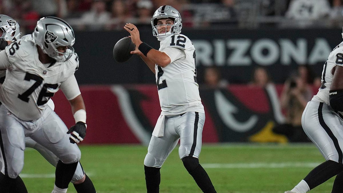 Aidan O'Connell throws