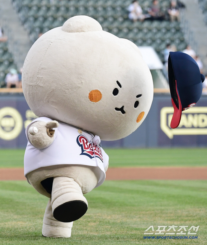 The first pitch is so strong that the Manggom Bears