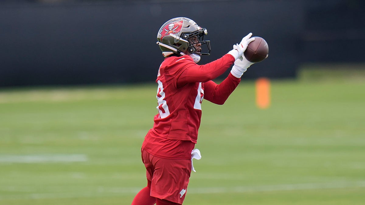 Shilo Sanders catches ball