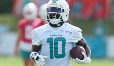Dolphins' Tyreek Hill works out lightly Thursday