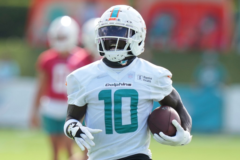 Dolphins' Tyreek Hill works out lightly Thursday