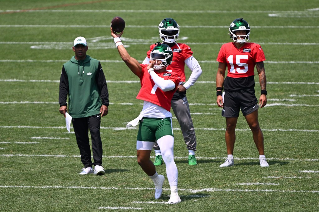 Jets quarterback Justin Fields (7) throws a pass as quarterbacks Tyrod Taylor (2) and Adrian Martinez (15) look on during practice at training camp in Florham Park, NJ. 