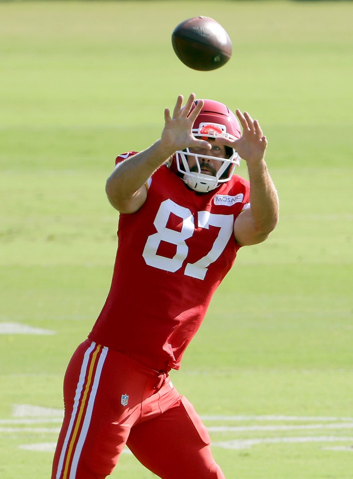 Travis Kelce #87 catching a football.