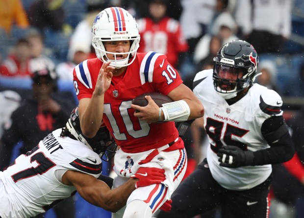Foxboro, MA - New England Patriots quarterback Drake Maye scrambles during the 4th quarter of the game at Gillette Stadium. (Nancy Lane/Boston Herald)