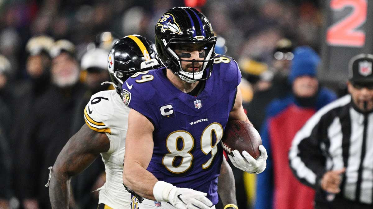 Baltimore Ravens tight end Mark Andrews (89) against Pittsburgh Steelers linebacker Patrick Queen (6) in the second quarter in an AFC wild card game at M&T Bank Stadium.