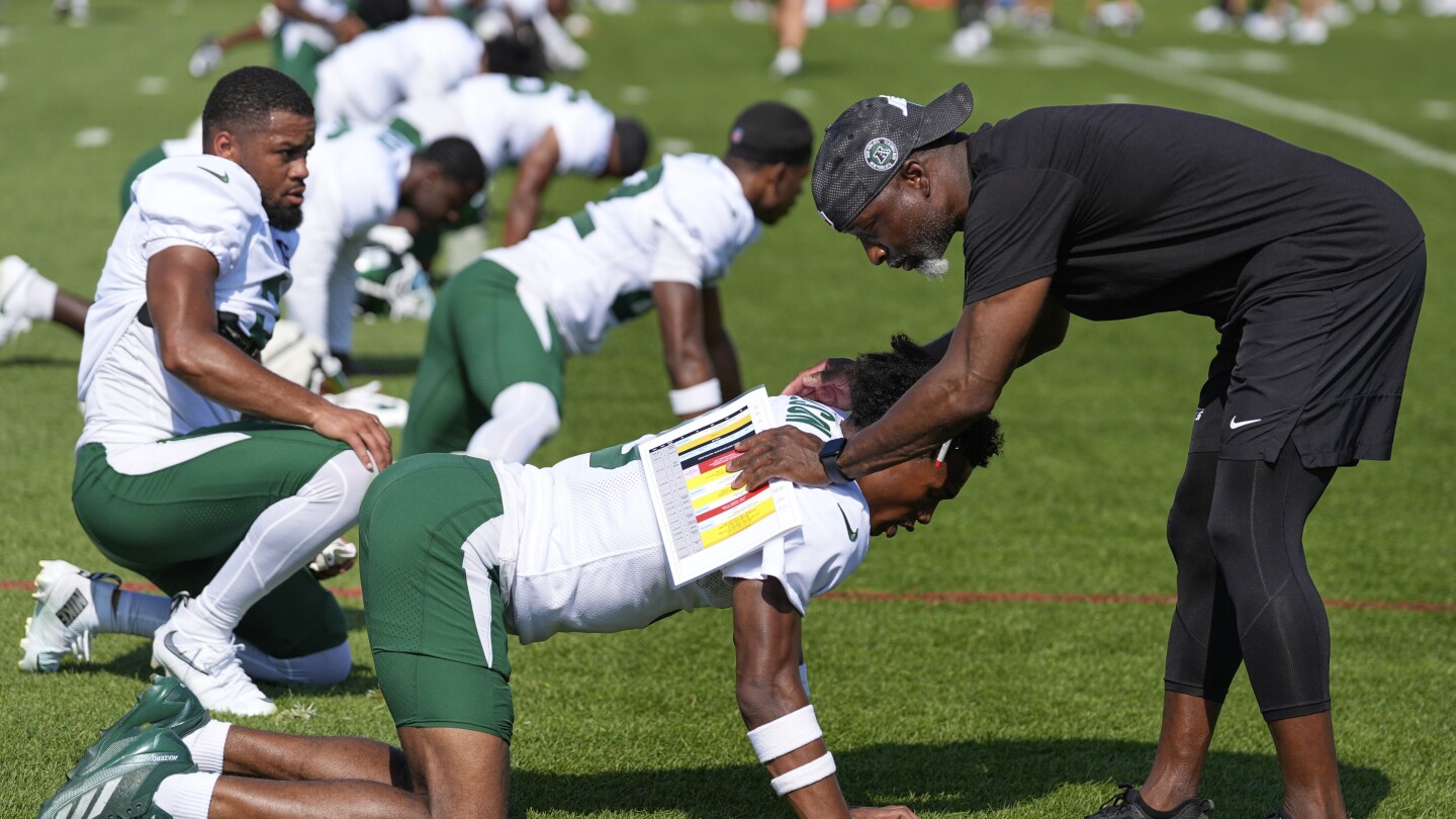 Jets' Aaron Glenn shakes up practice after defeat against Giants and has players lead walkthrough
