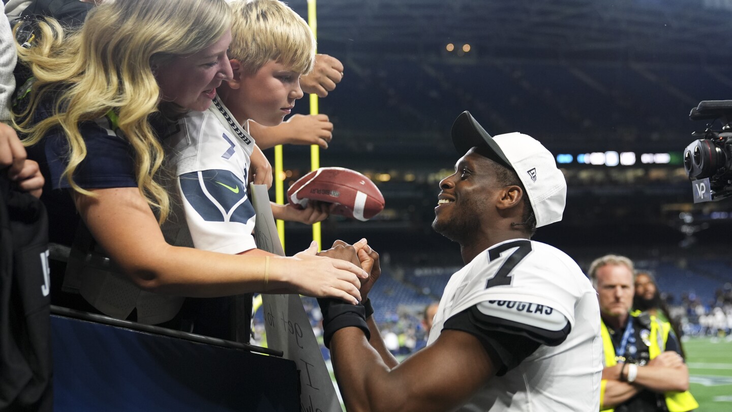 Raiders' Geno Smith and Maxx Crosby caught making obscene gestures to Seahawks fans
