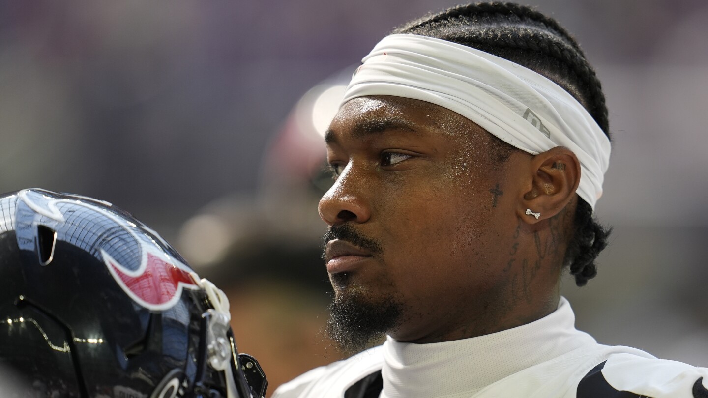 New Patriots receiver Stefon Diggs says he's ahead of schedule with rehab, eager to produce