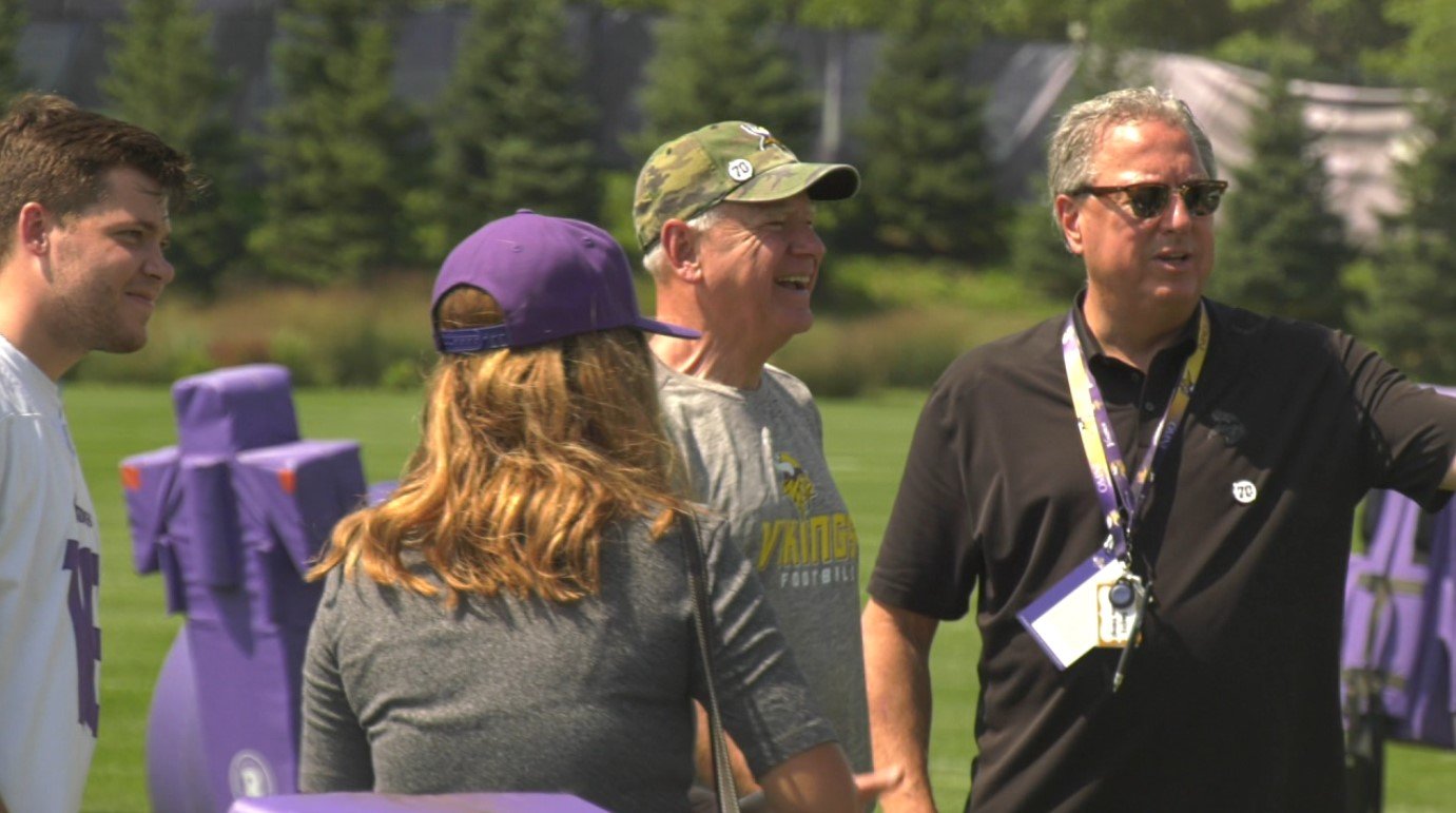 Gov. Walz stops by Vikings training camp in Eagan