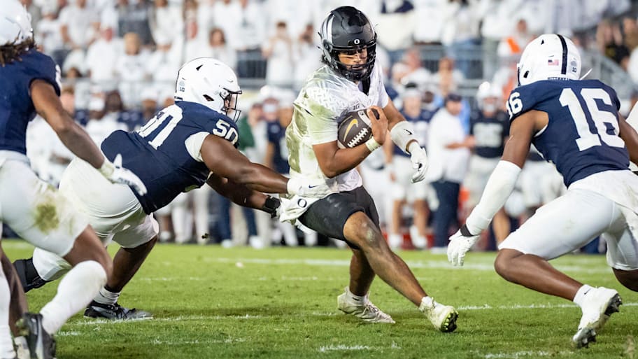 Oregon Ducks quarterback Dante Moore