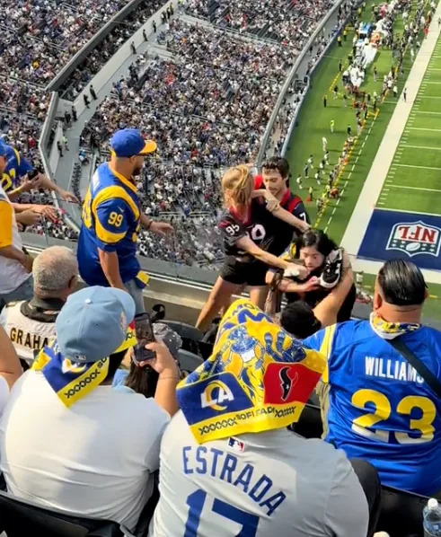 The female fans battle. @brian.bowie43/TikTok