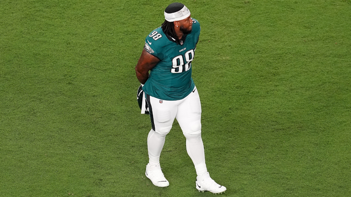 Eagles DT Jalen Carter ejected after opening kickoff vs. Cowboys for appearing to spit on Dak Prescott