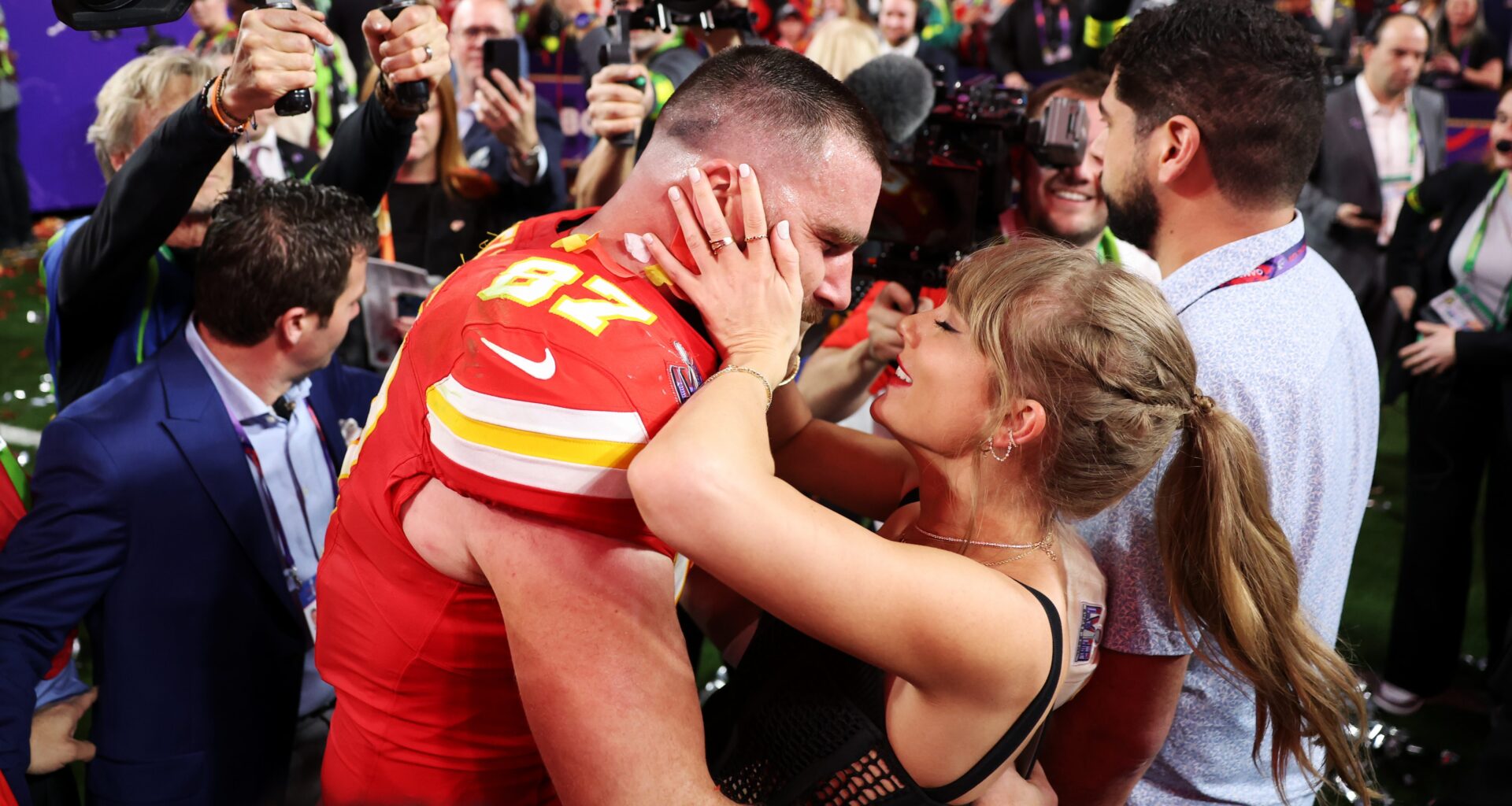 Travis Kelce Reacts to New Taylor Swift Photo Before Chiefs Game
