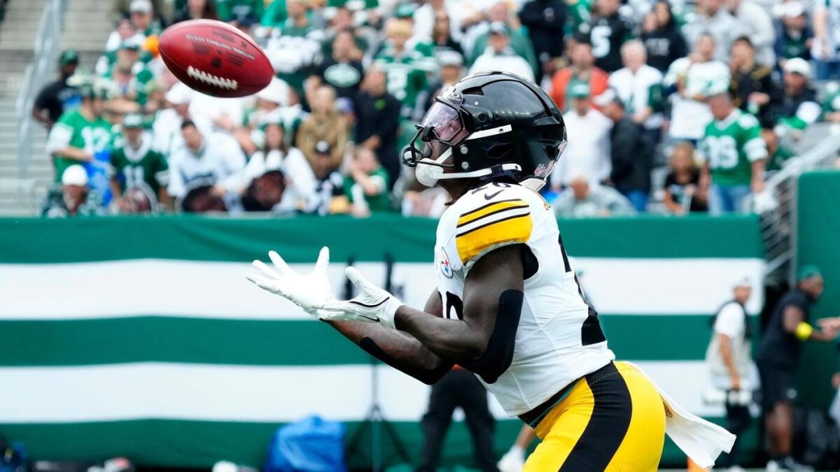 LOOK: Steelers' Kaleb Johnson makes shocking special teams mistake that leads to Seahawks touchdown