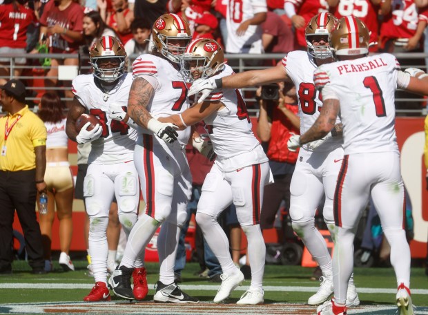 San Francisco 49ers' Kyle Juszczyk (44) celebrates his touchdown with teammates against the Arizona Cardinals in the fourth quarter at Levi's Stadium in Santa Clara, Calif., on Sunday, Sept. 21, 2025. (Nhat V. Meyer/Bay Area News Group)