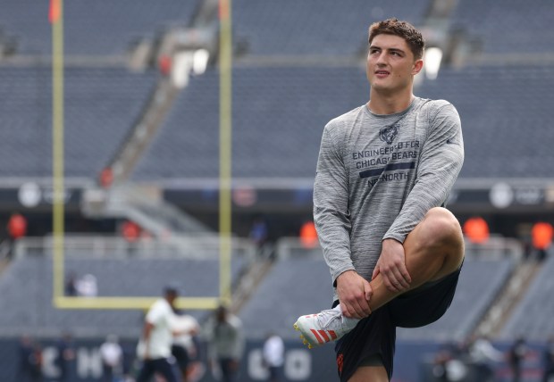 Chicago Bears tight end Colston Loveland warms up before facing...