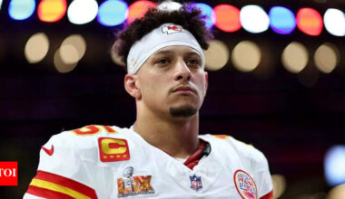“What a loser”: Internet erupts after “Giants Karen” snatches Patrick Mahomes’ gift away from young Chiefs supporter | NFL News