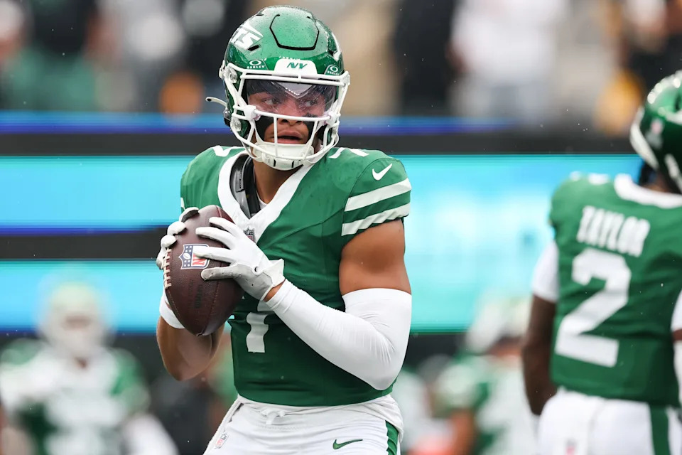 Sep 7, 2025; East Rutherford, New Jersey, USA; New York Jets quarterback Justin Fields (7) warms up before the game against the Pittsburgh Steelers at MetLife Stadium. Mandatory Credit: Vincent Carchietta-Imagn Images
