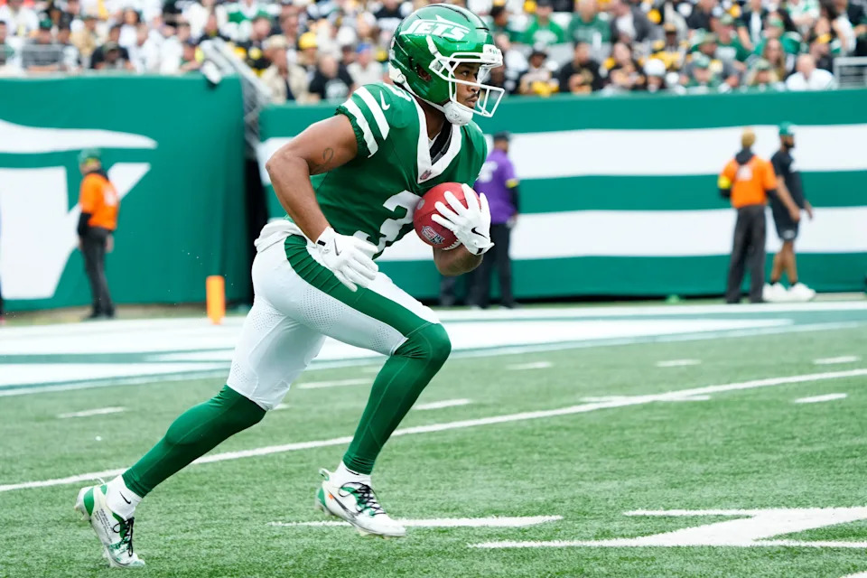 New York Jets wide receiver Xavier Gipson (3) runs after catching the punt, Sunday, September 7, 2025, in East Rutherford.