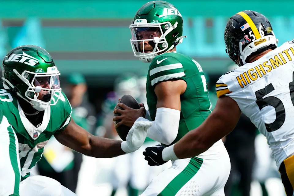 New York Jets quarterback Justin Fields (7) looks for an open teammate, Sunday, September 7, 2025, in East Rutherford.