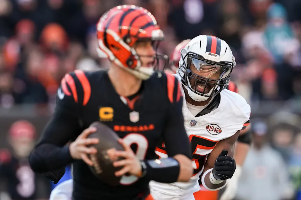 CHARLOTTE, NORTH CAROLINA – AUGUST 08: Quarterback Shedeur Sanders #12 of the Cleveland Browns reacts at the line of scrimmage in the first half during the NFL Preseason 2025 game against the Carolina Panthers at Bank of America Stadium on August 08, 2025 in Charlotte, North Carolina. (Photo by Jared C. Tilton/Getty Images) | Jeff Lange / USA TODAY NETWORK via Imagn Images