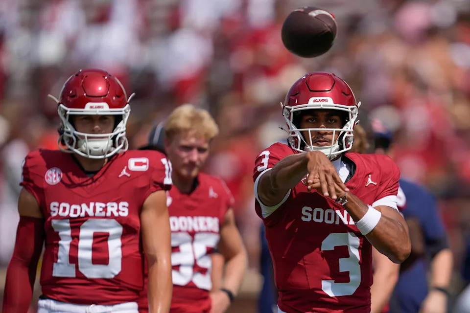 Oklahoma Sooners quarterback Michael Hawkins Jr. (3) warms up before a college football game between the University of Oklahoma Sooners (OU) and the Auburn Tigers at Gaylord Family à Oklahoma Memorial Stadium in Norman, Okla.