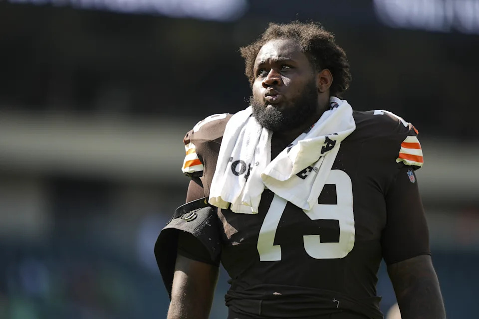 CHARLOTTE, NORTH CAROLINA – AUGUST 08: Quarterback Shedeur Sanders #12 of the Cleveland Browns reacts at the line of scrimmage in the first half during the NFL Preseason 2025 game against the Carolina Panthers at Bank of America Stadium on August 08, 2025 in Charlotte, North Carolina. (Photo by Jared C. Tilton/Getty Images) | Jeff Lange / USA TODAY NETWORK via Imagn Images