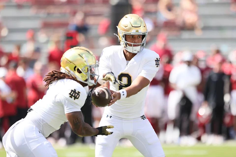 Sep 27, 2025; Fayetteville, Arkansas, USA; Notre Dame Fighting Irish quarterback Kenny Minchey (8) hands the ball off during the fourth quarter against the Arkansas Razorbacks at Donald W. Reynolds Razorback Stadium. Notre Dame won 56-13.