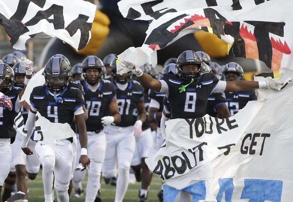 Mansfield Summits football dominates all three phases, trounces Grapevine